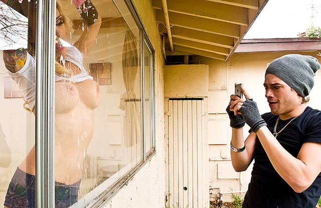 Чистоплотная милфа моет окна сиськами и не прочь вымыть член