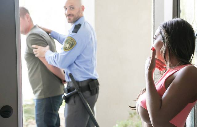 Сотрудник полиции получает от жены преступника горловой минет