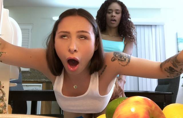 Негритянка стоя растягивает длинным страпоном влагалище партнерши