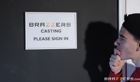 Студент-первокурсник увидел объявление о порно кастинге