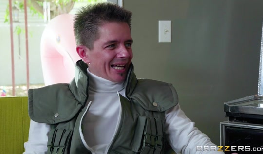 Домашний секс робот с алиэкспресс трахает все, что шевелится